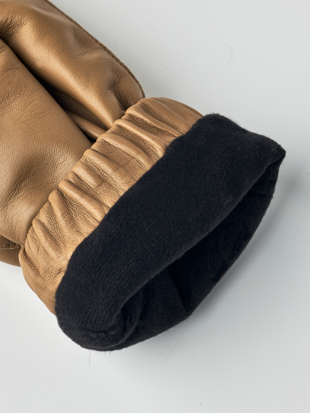 Hestra | Lilja want in camel