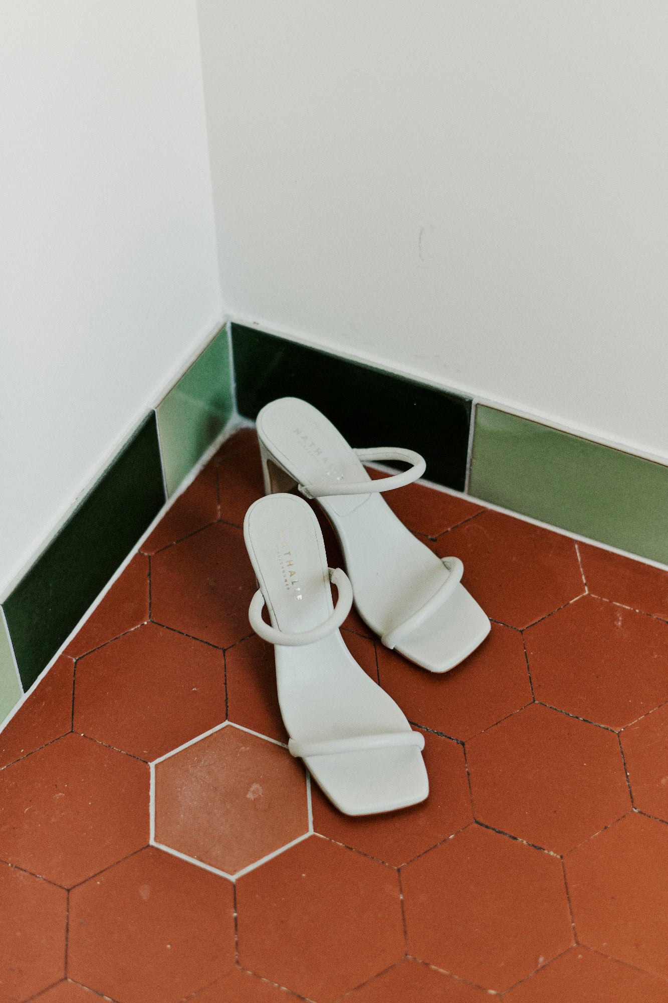 Trockene weiße Sandale