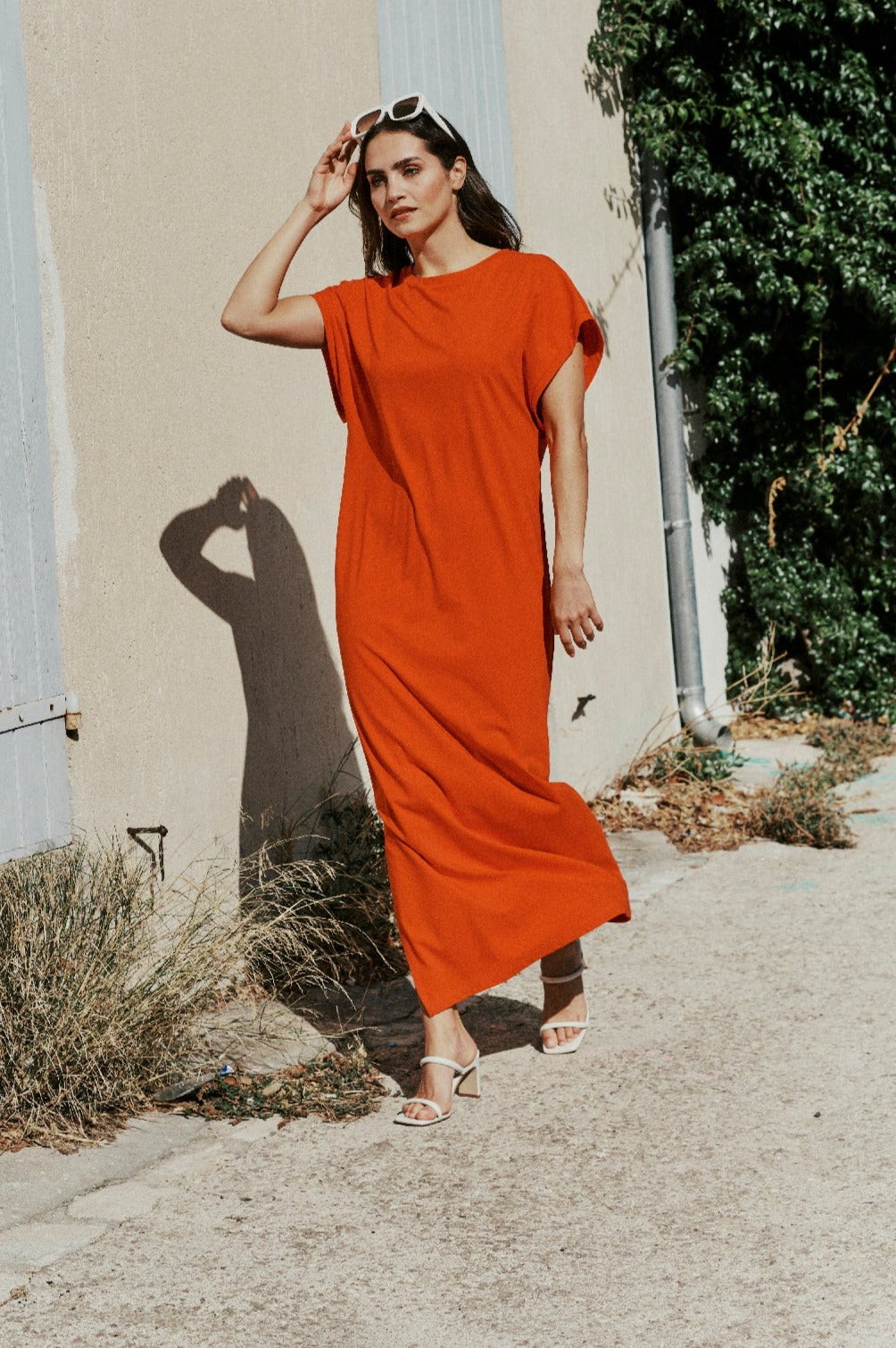 Trockene weiße Sandale