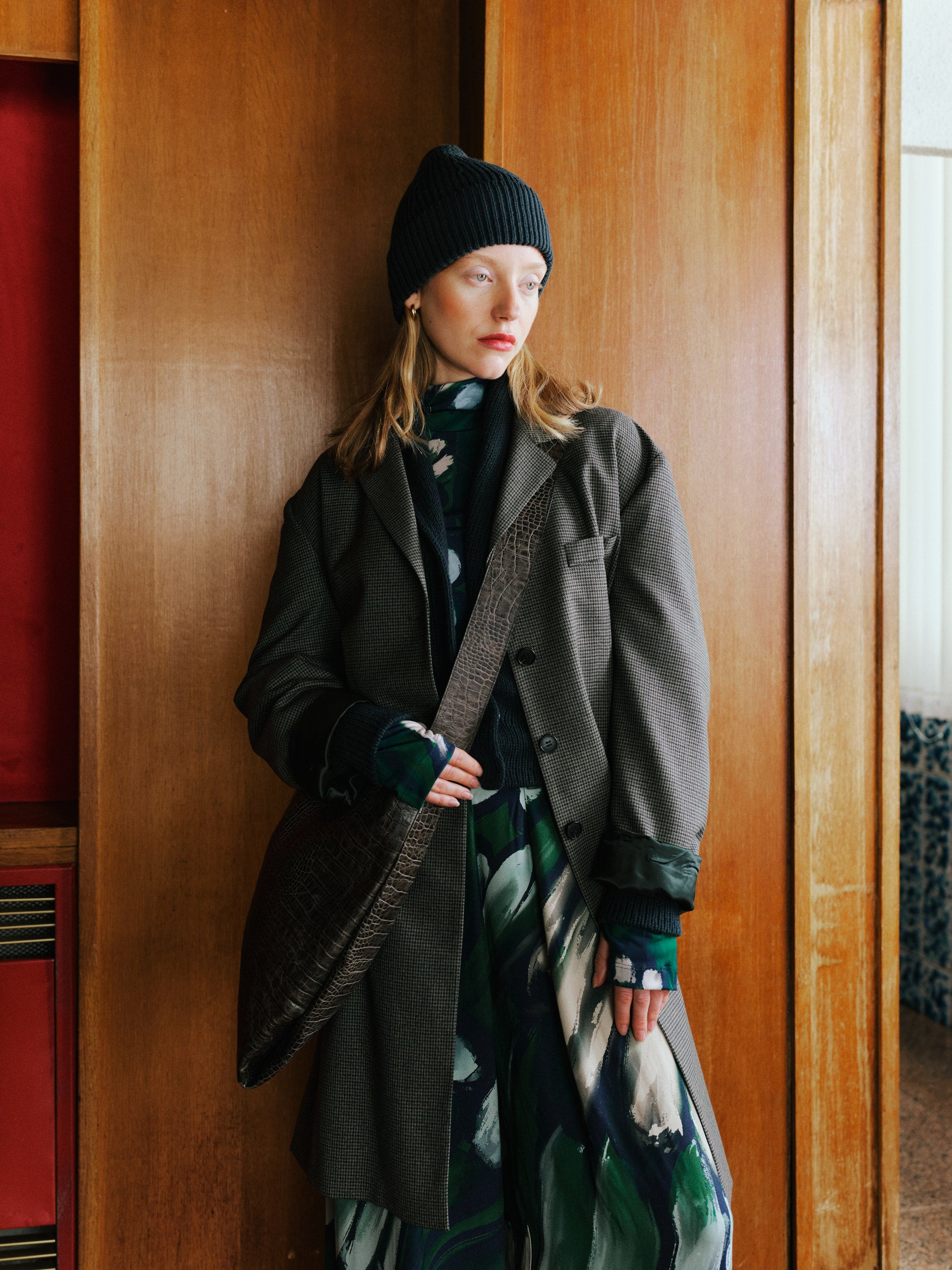 Große Crossbody-Handtasche in Kroko-Schwarz-Oliv