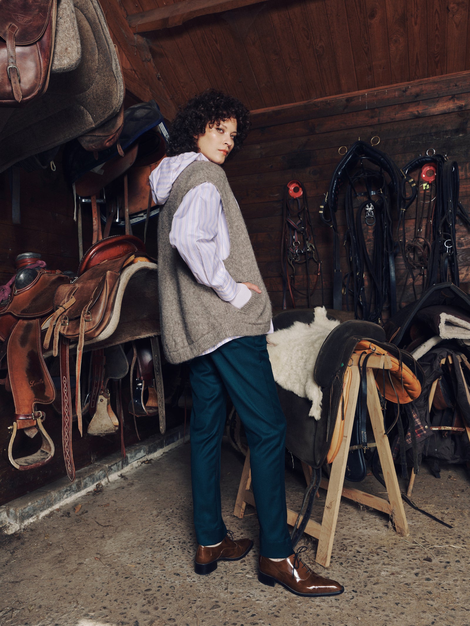 Golden vestje in sandstone