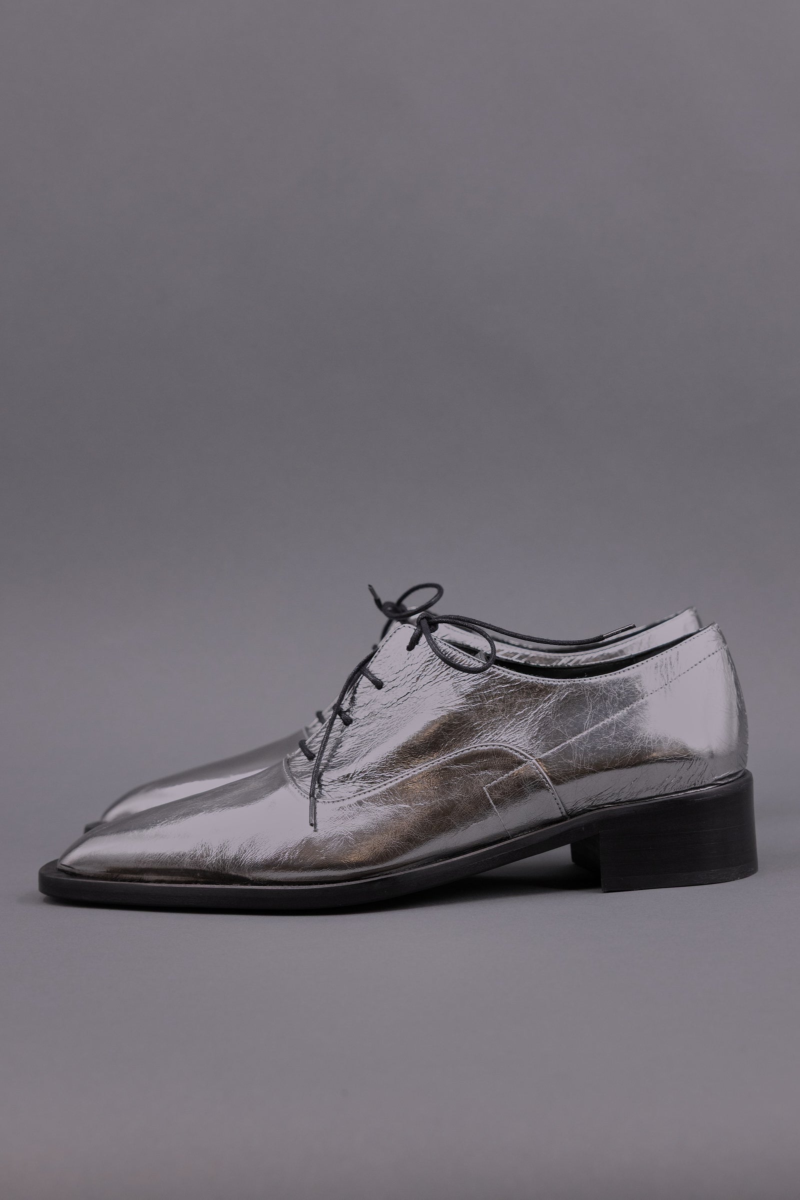 Goya lace-up shoe in metallic anthracite
