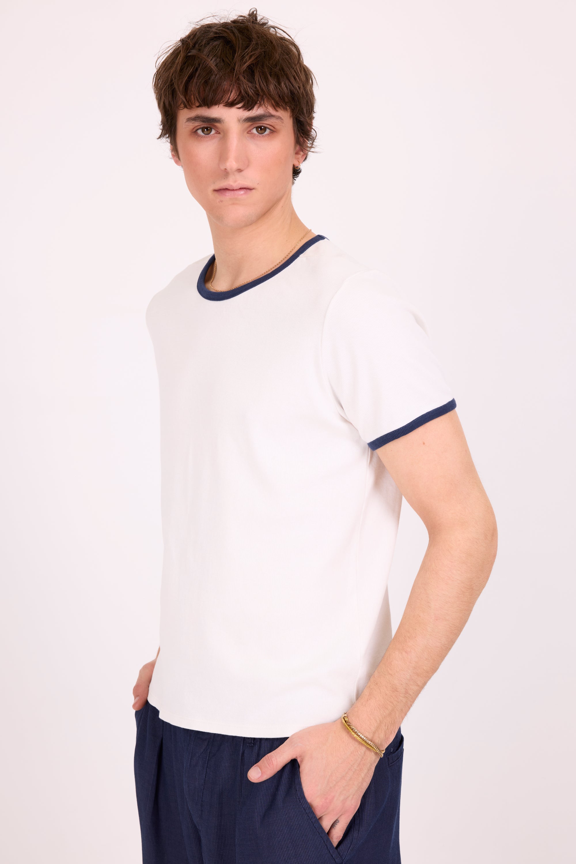 Drue T-Shirt mit marineblauem Kontrastkragen