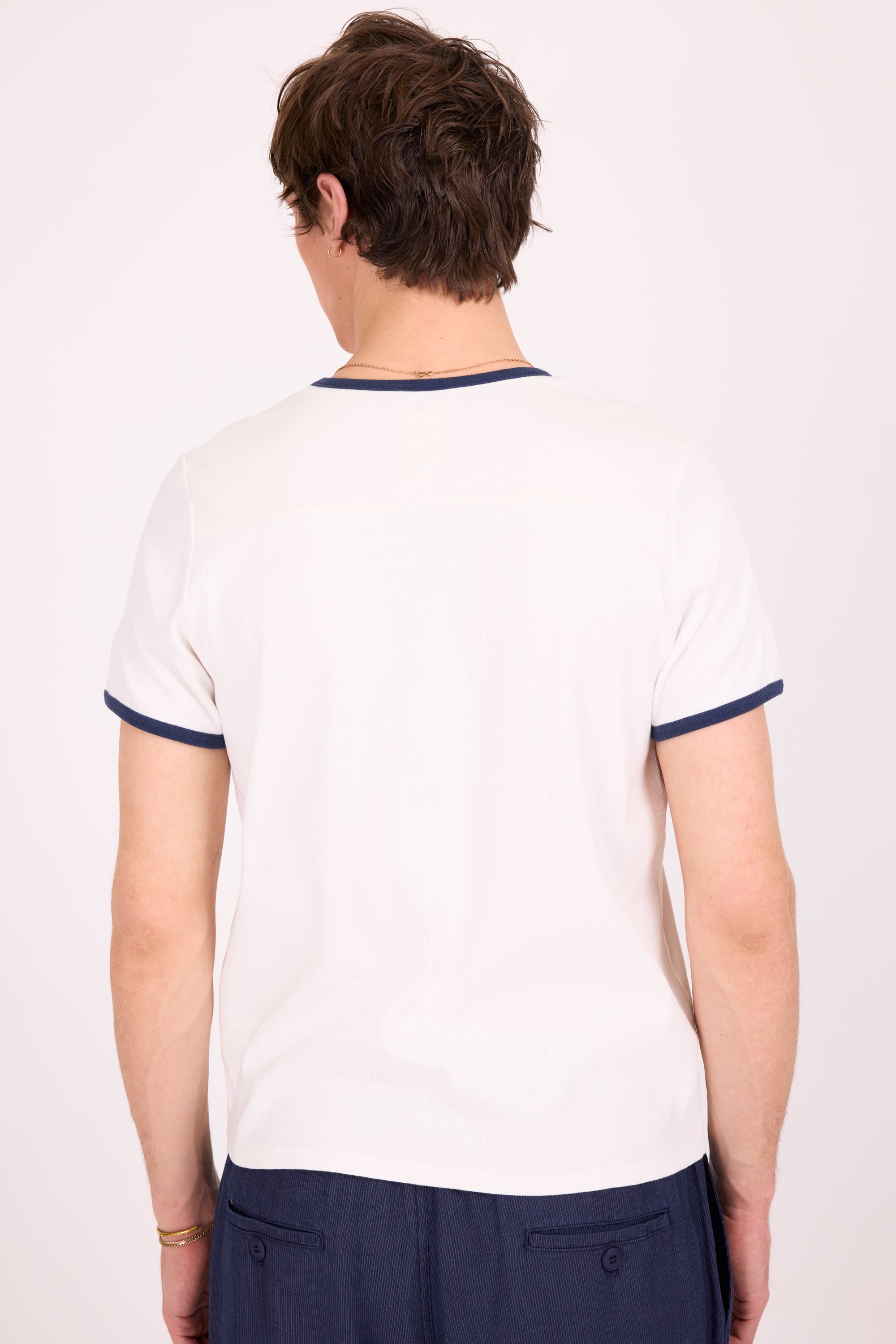 Drue T-Shirt mit marineblauem Kontrastkragen