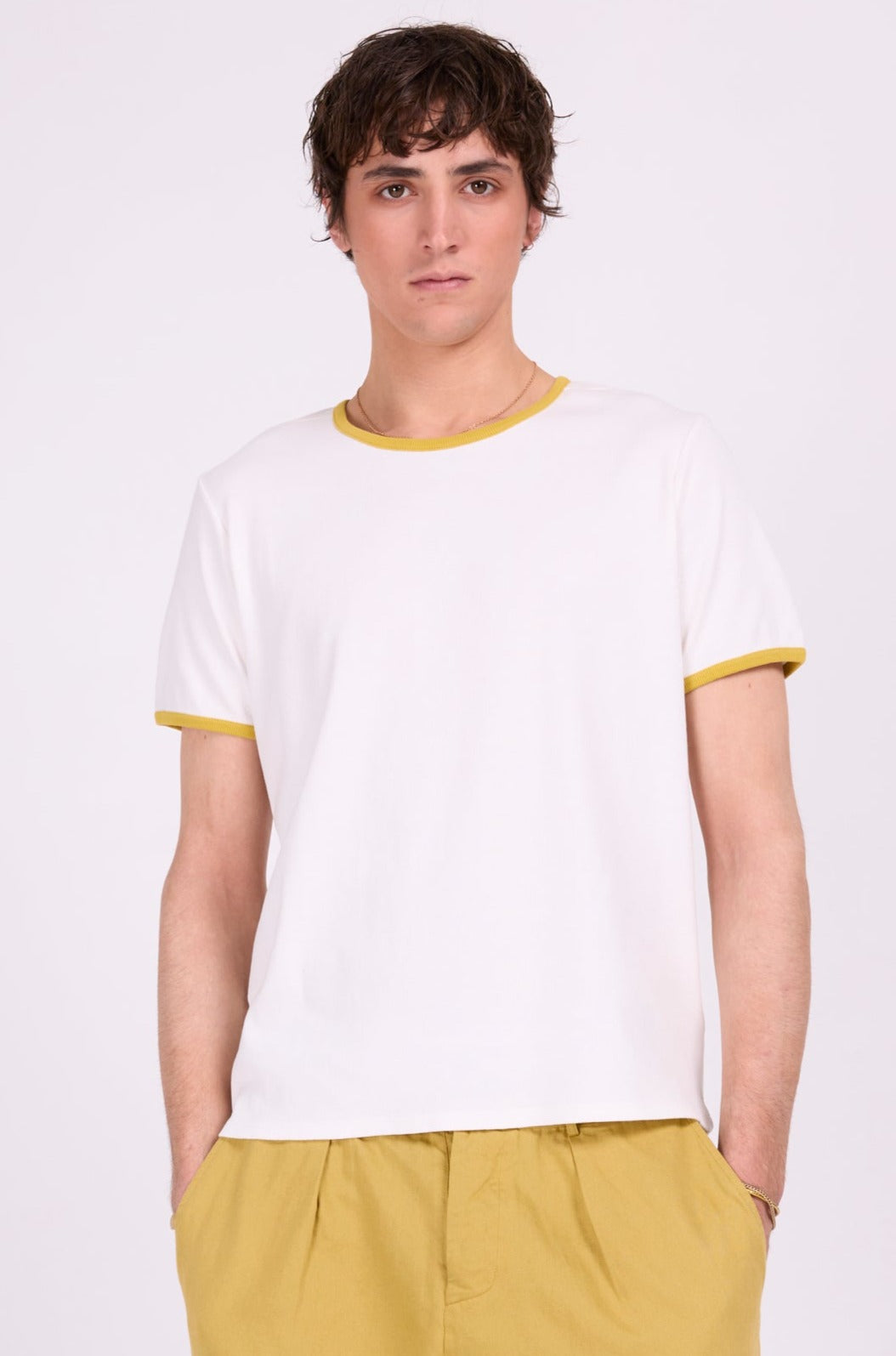 Drue T-Shirt mit khakifarbenem Kontrastkragen