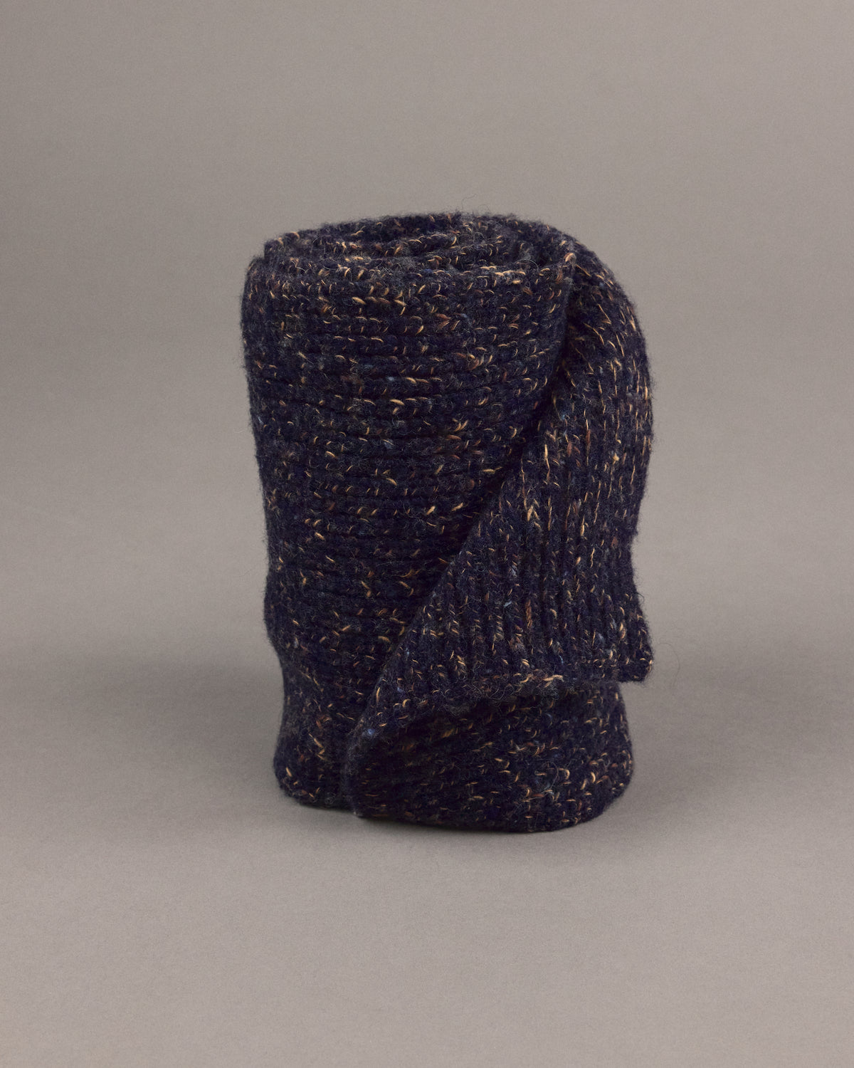 Jelgava scarf in midnight blue / amber