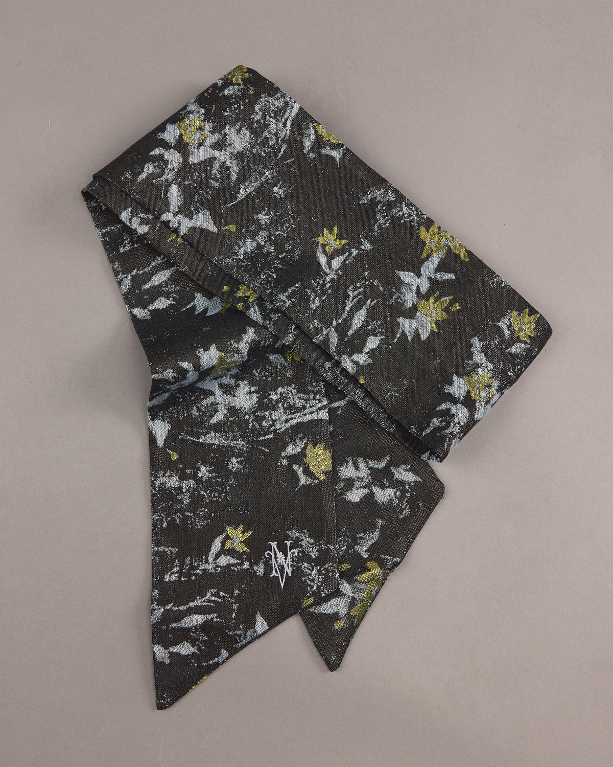 Girsa sjaaltje in anthracite floral jacquard