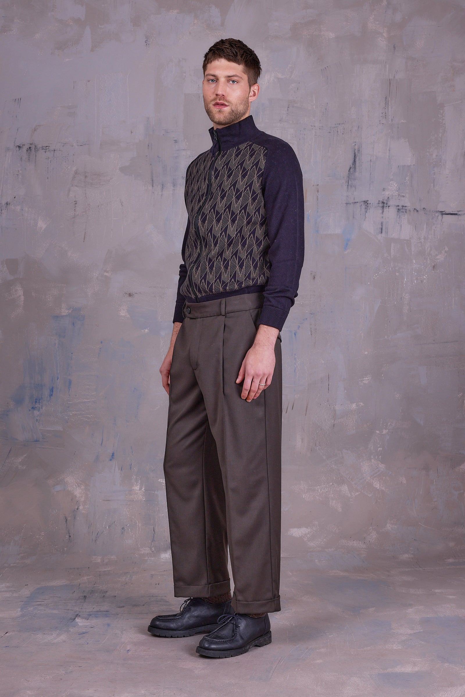 Goof cardigan in black/olive