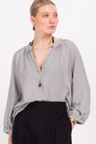 Binte blouse met zwarte streepjes