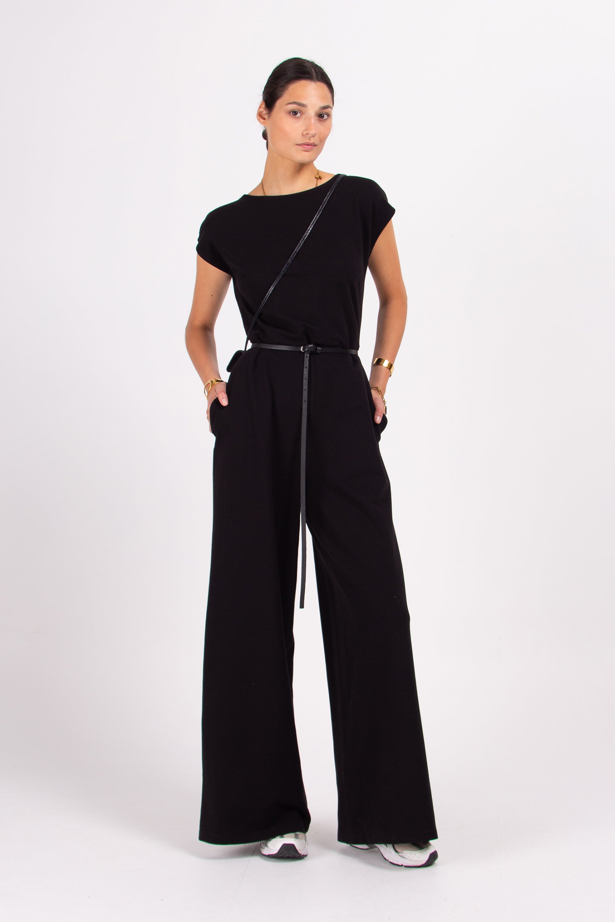 Dünner schwarzer Gürtel