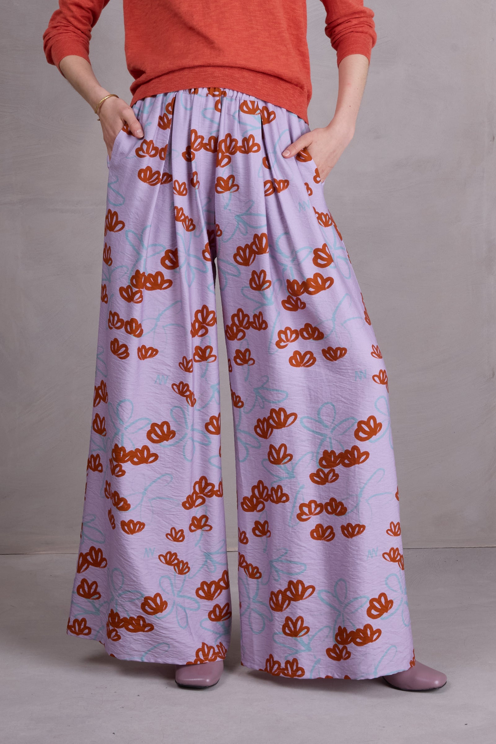 Freddy broek in red akebia flowers