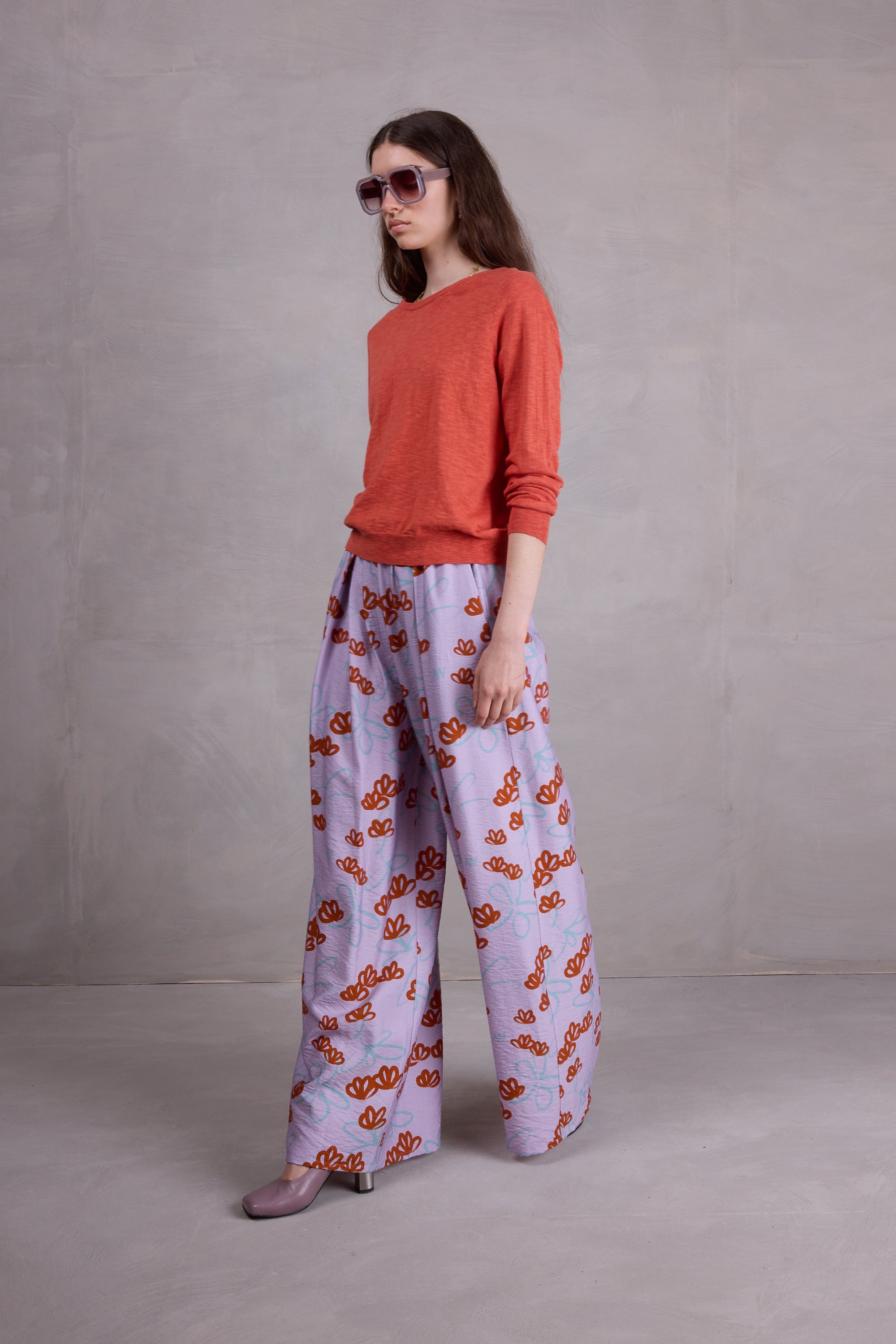 Freddy broek in red akebia flowers