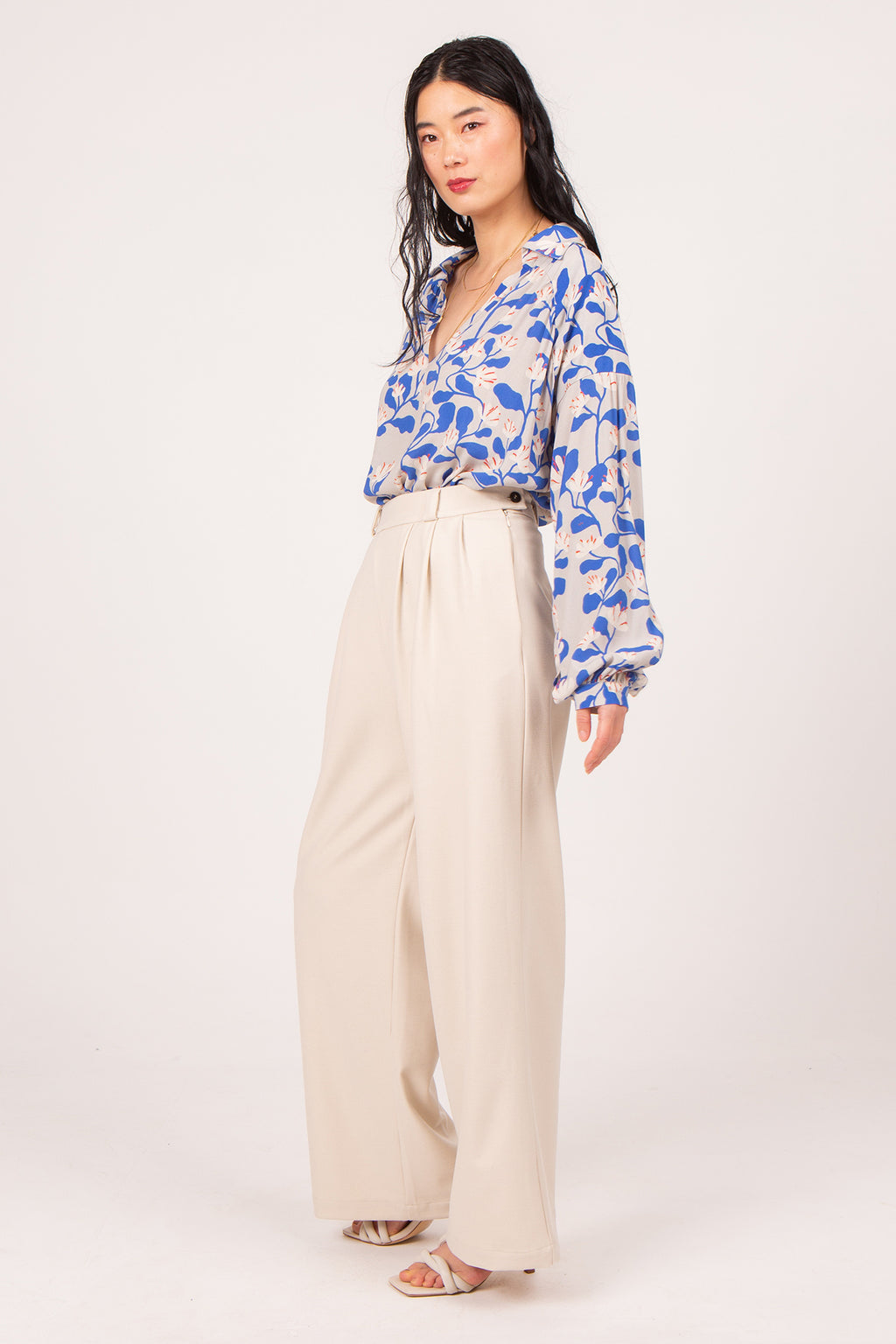 Betty blouse in small white lotus