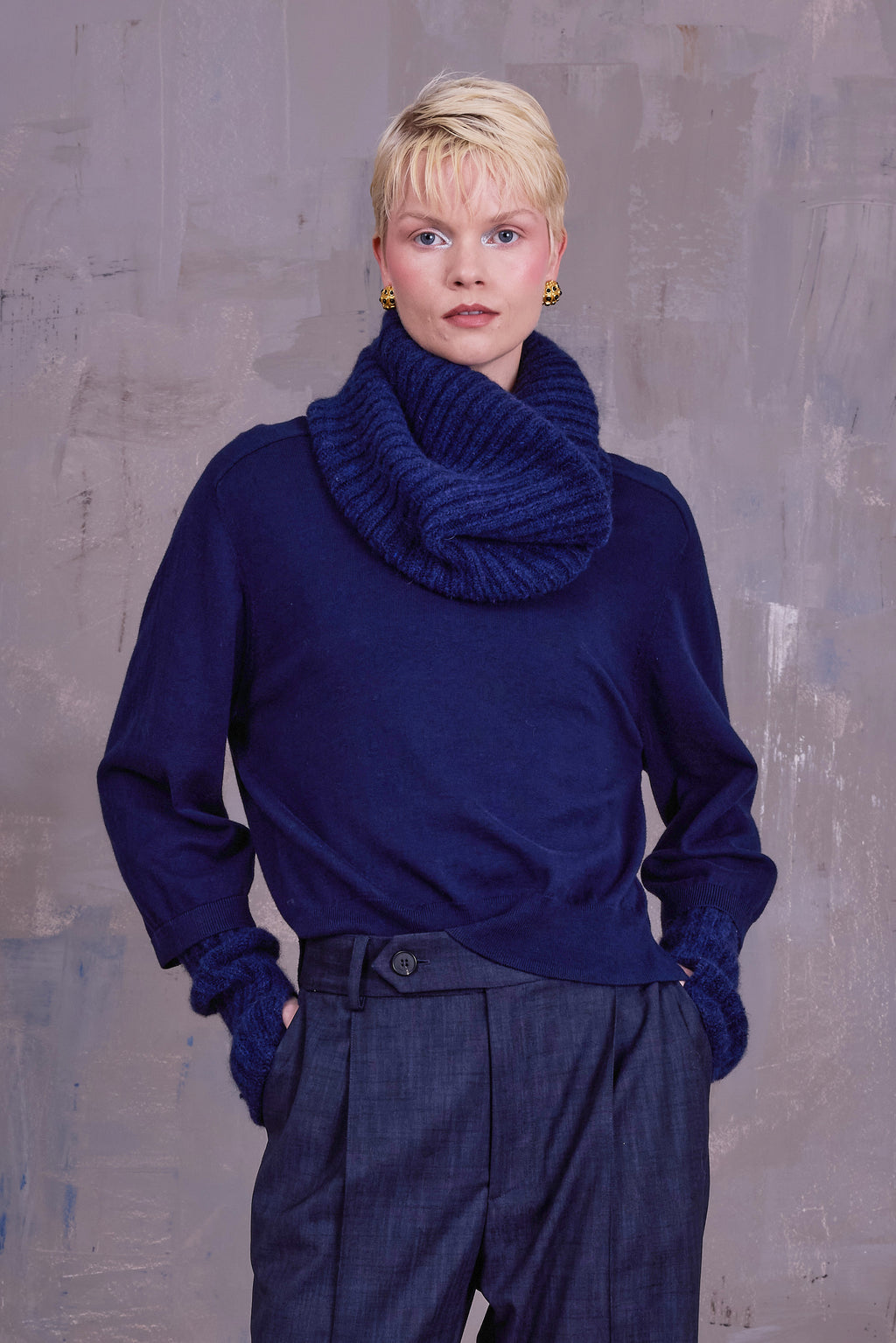 Gisbon arm warmers in midnight blue