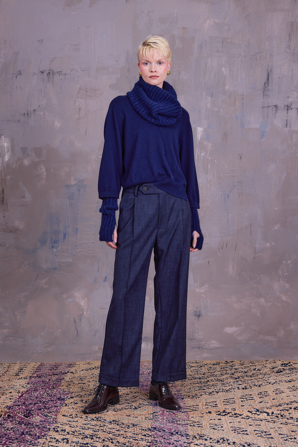 Gisbon arm warmers in midnight blue