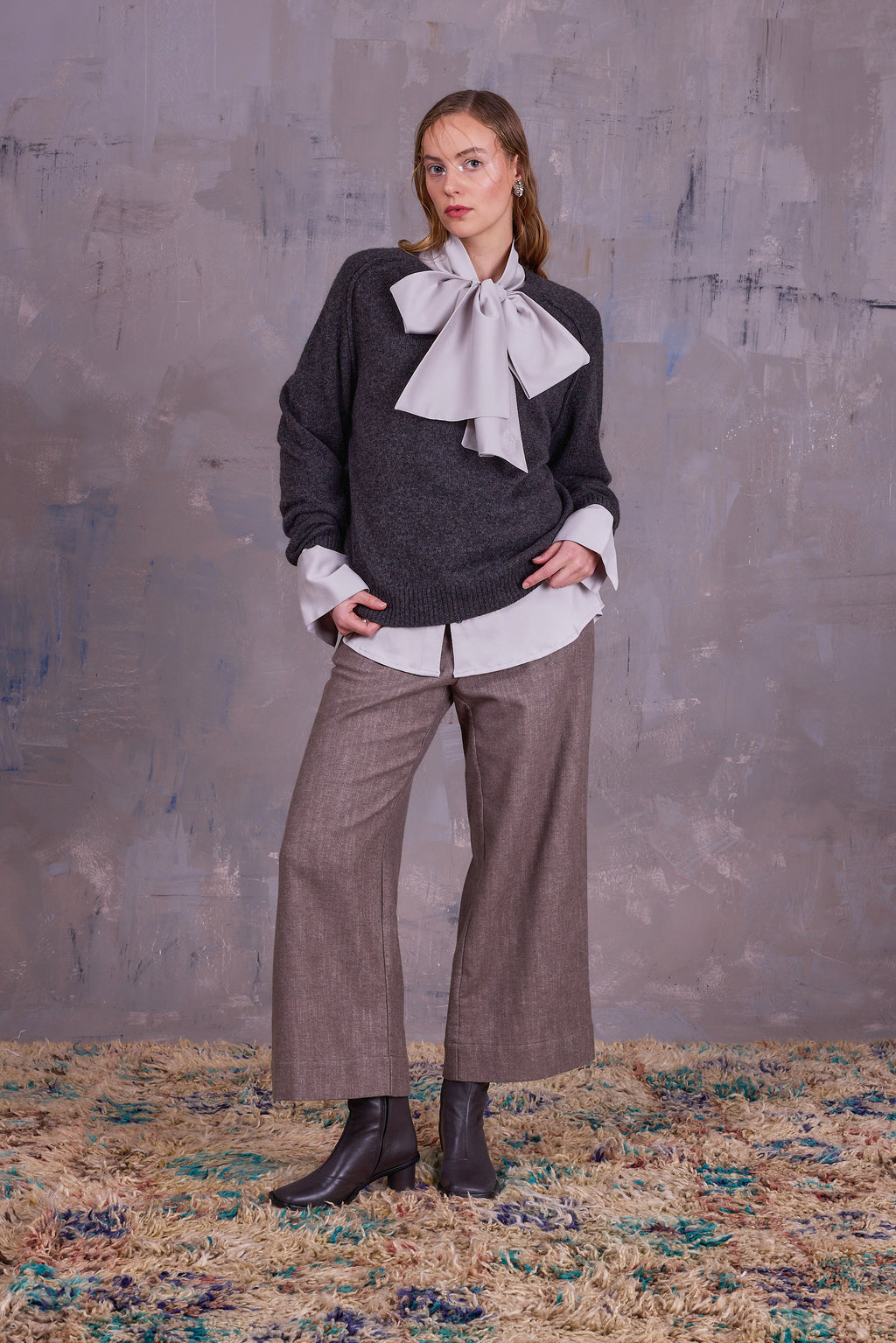Gong trousers in greige gabardine