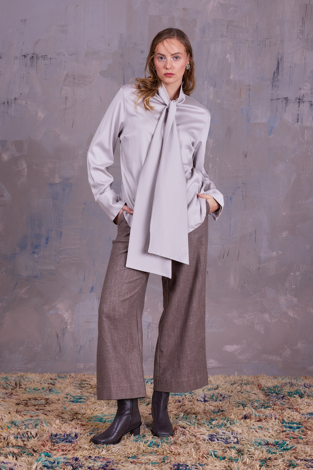 Gong trousers in greige gabardine