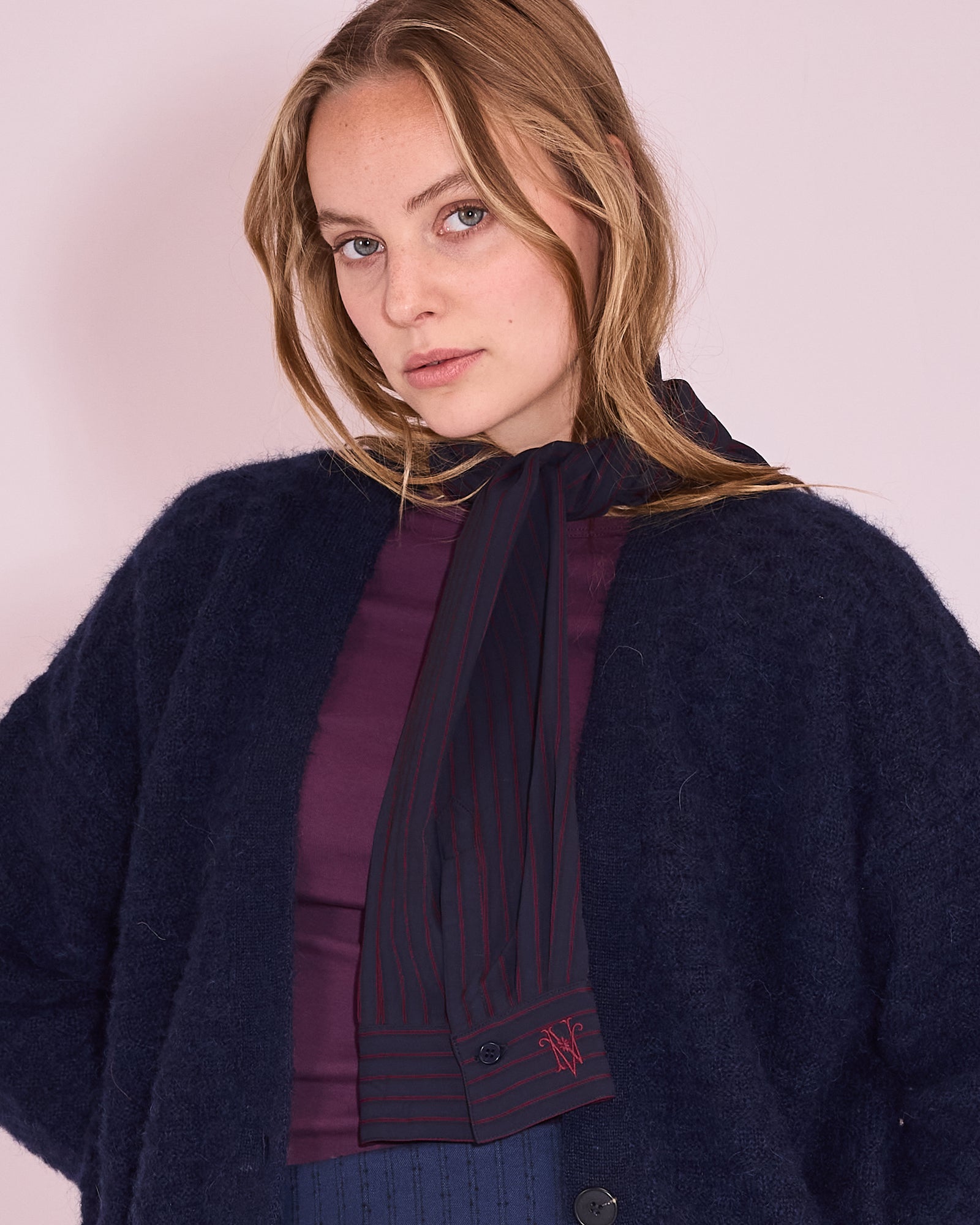 Ganna sjaaltje in dark blue / burgundy stripes