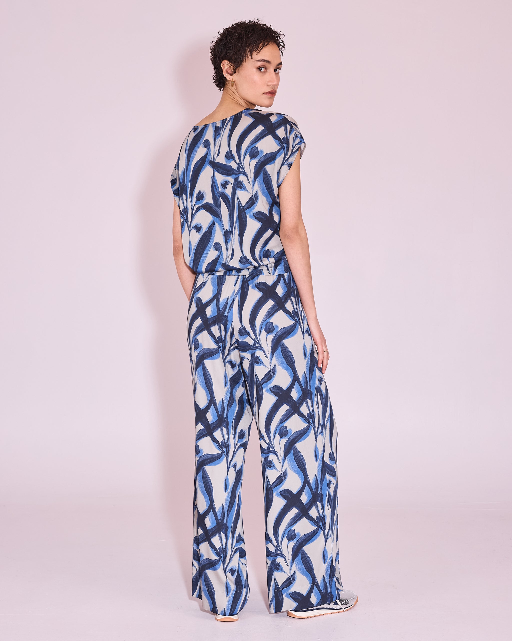 Janie top in blue leaves