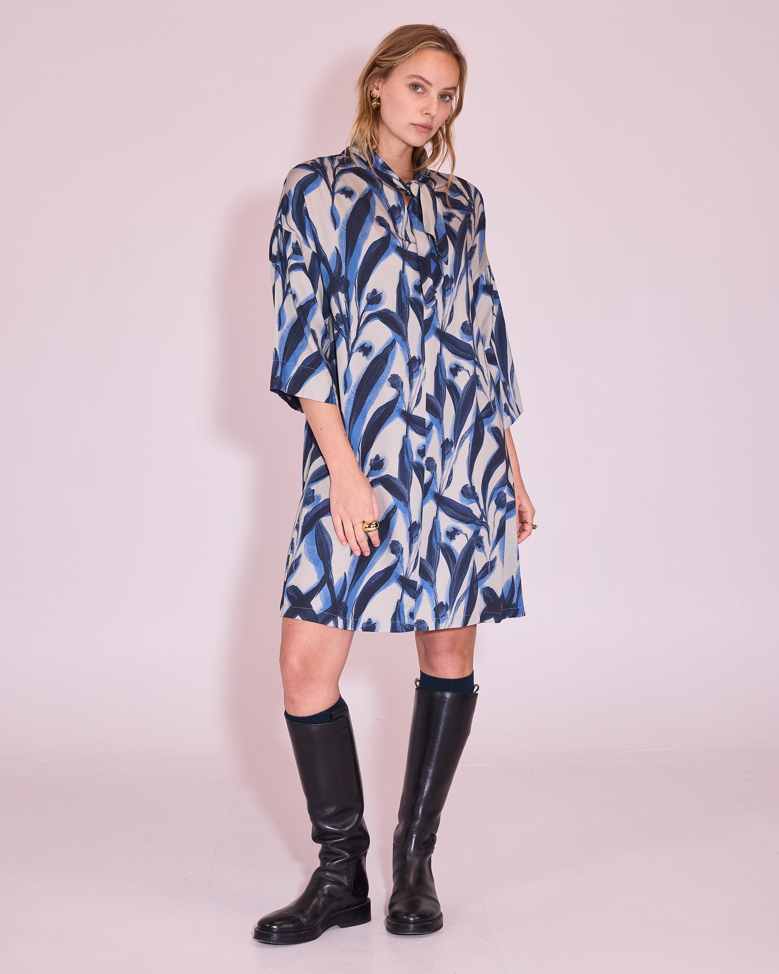 Johnie dress in blue leaves