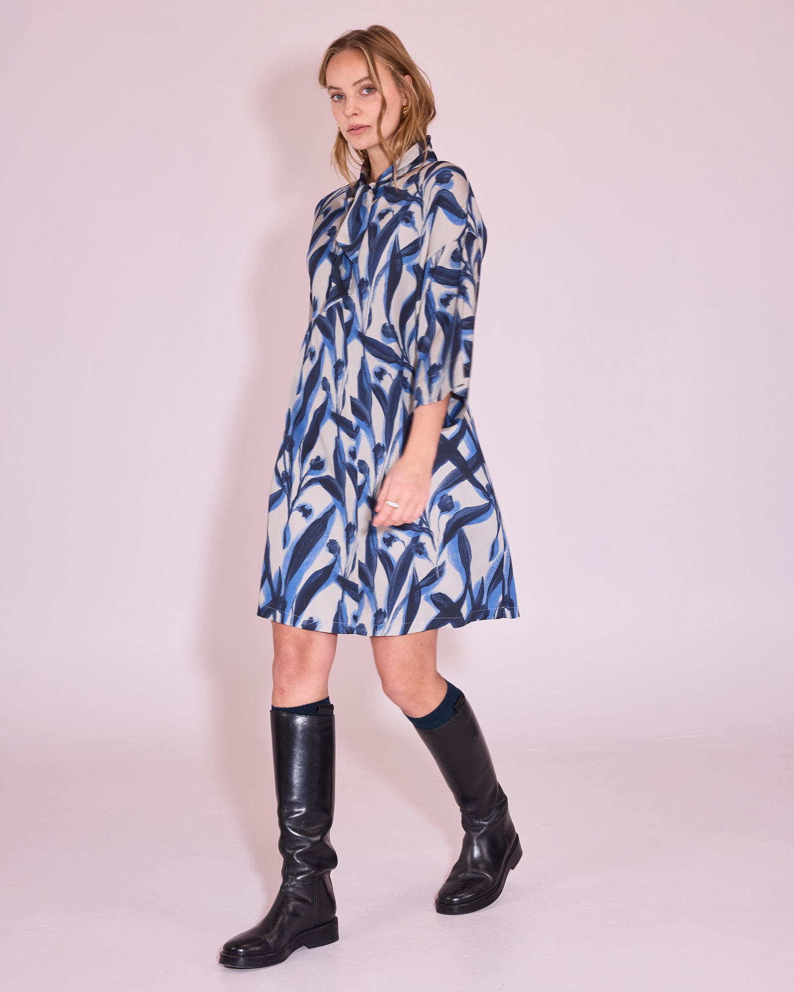 Johnie dress in blue leaves