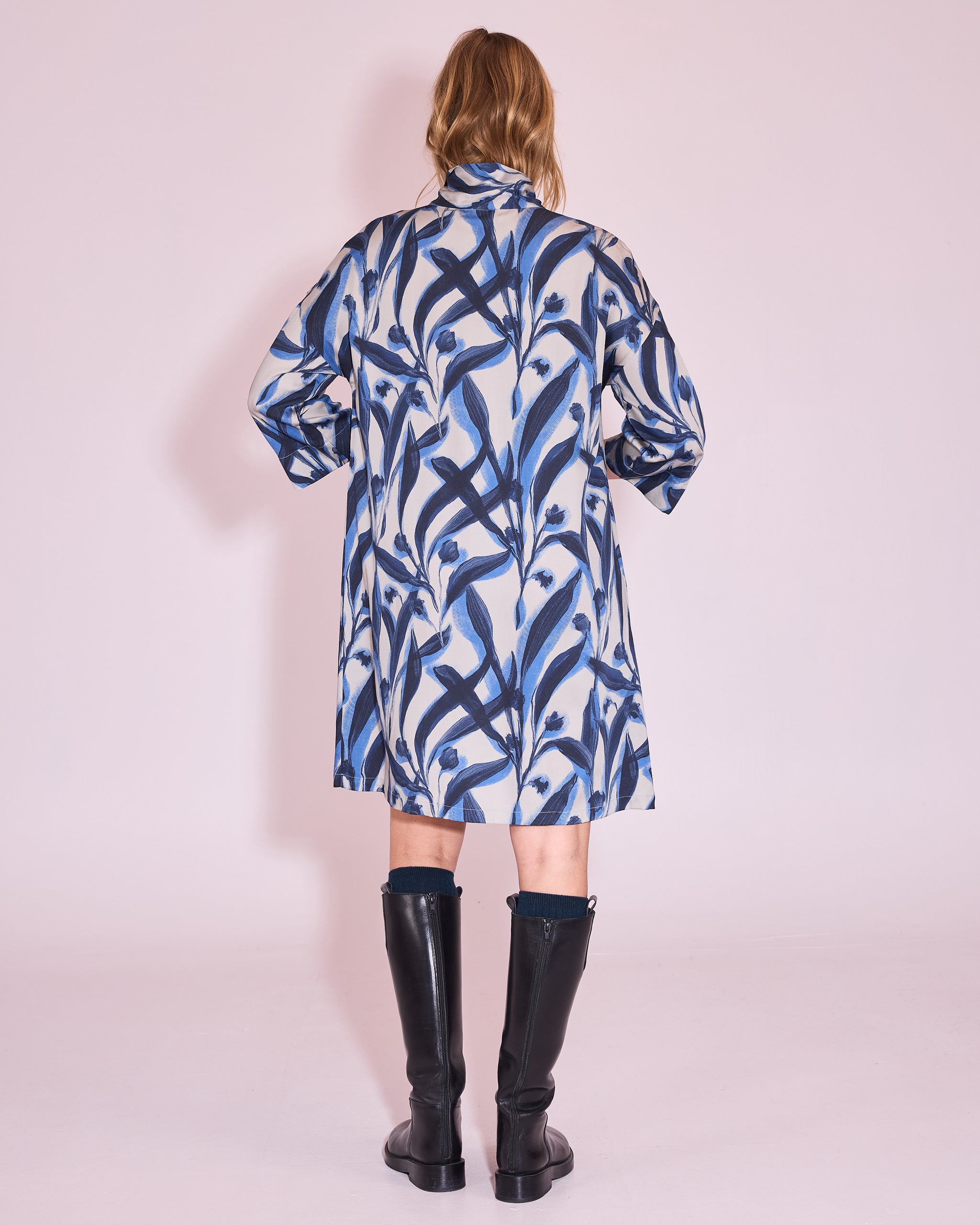 Johnie dress in blue leaves