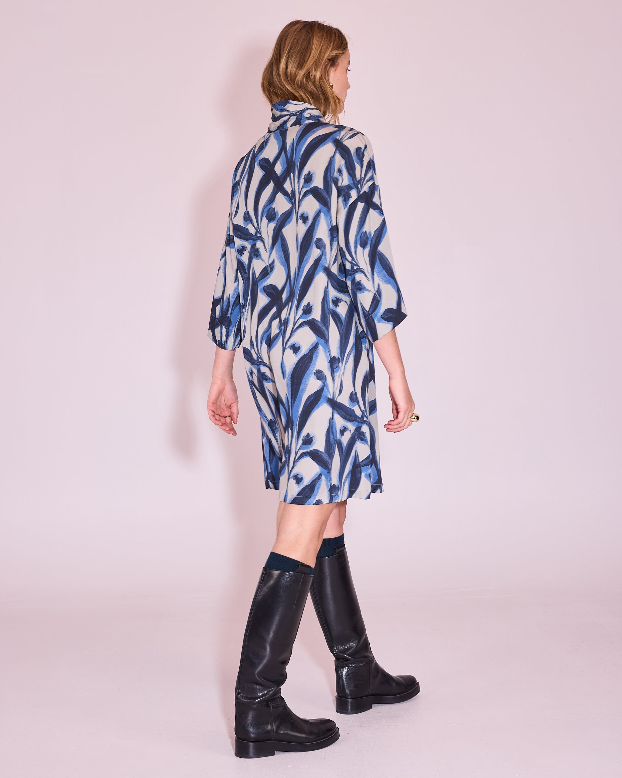 Johnie dress in blue leaves