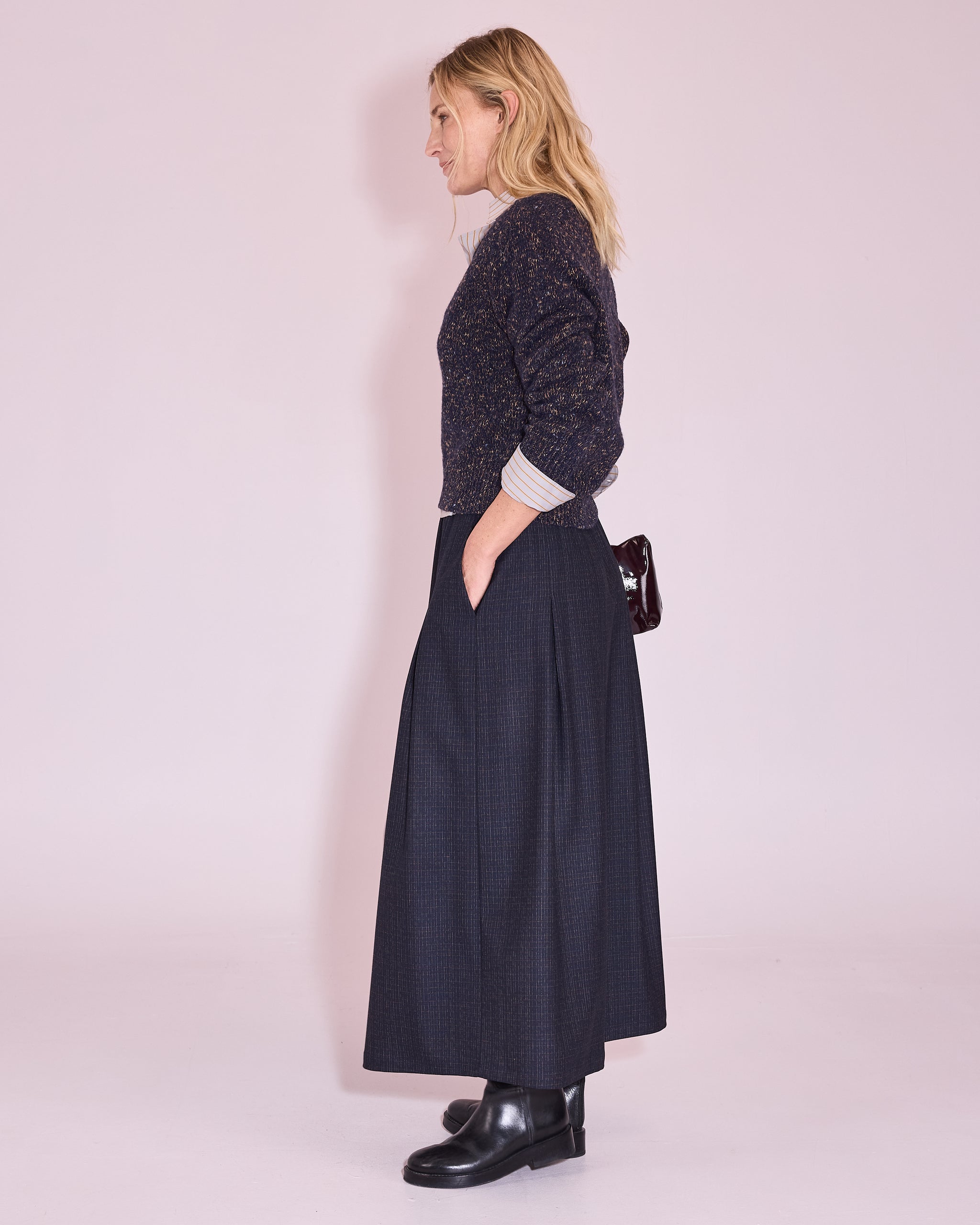 Jerevan knitted jumper in midnight blue / amber
