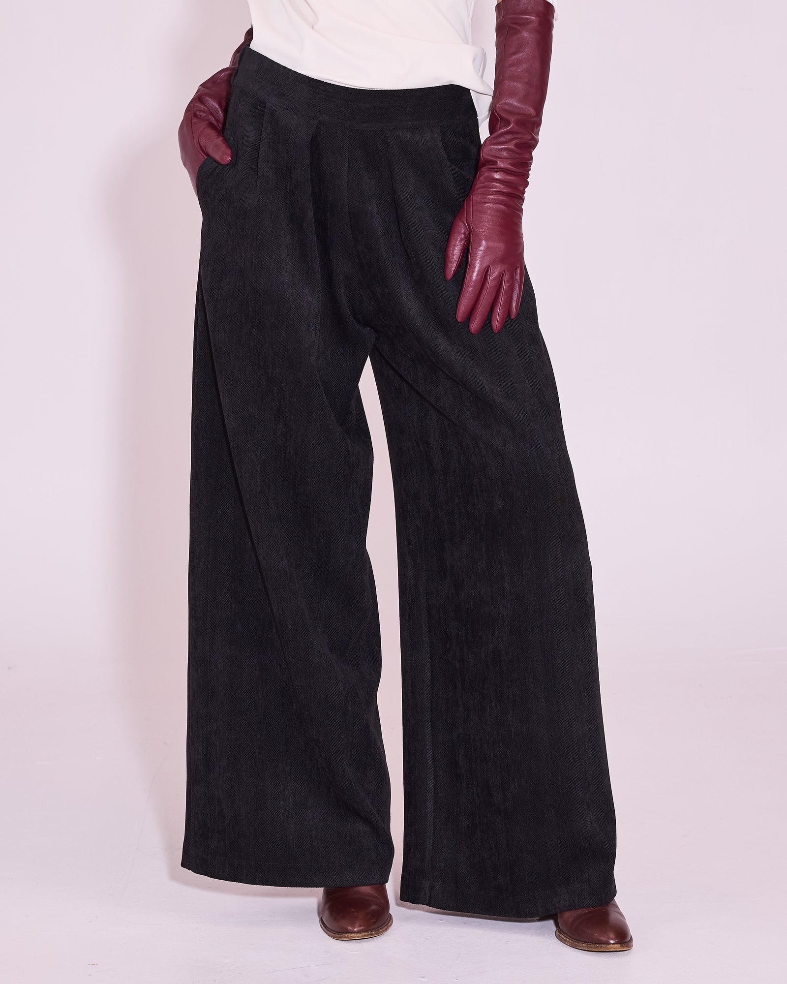 Egbert trousers in black