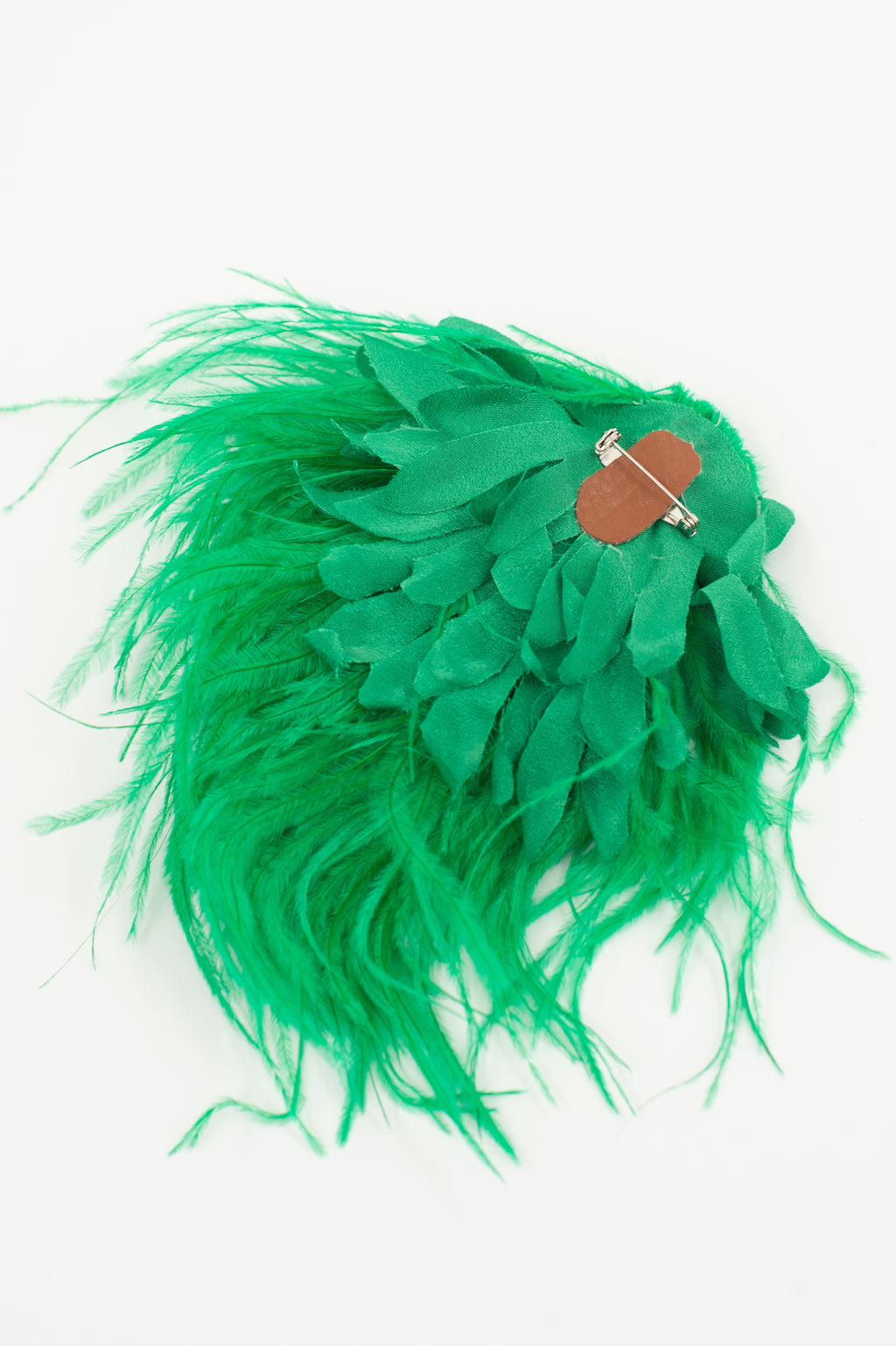 Zaza brooch in grass green feathers