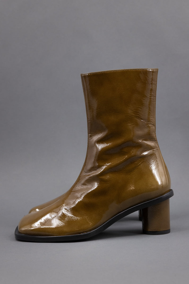 Grada ankle booth in patent olive