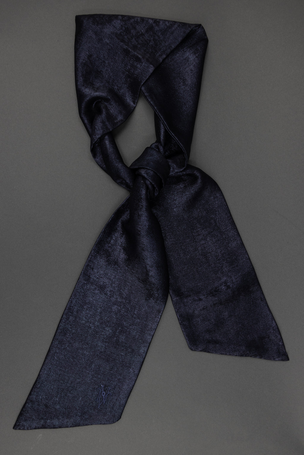 Girsa sjaaltje in shiny sapphire