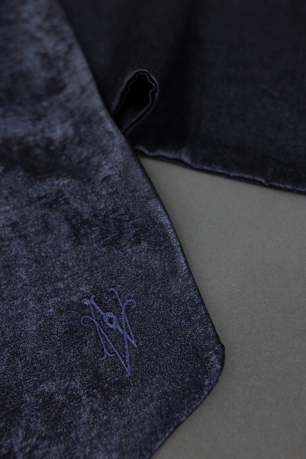 Girsa sjaaltje in shiny sapphire