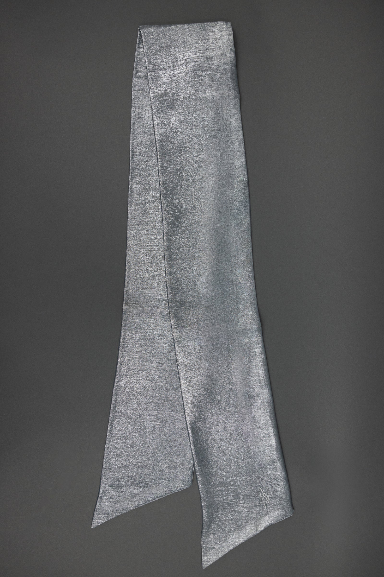 Girsa scarf in shiny silver