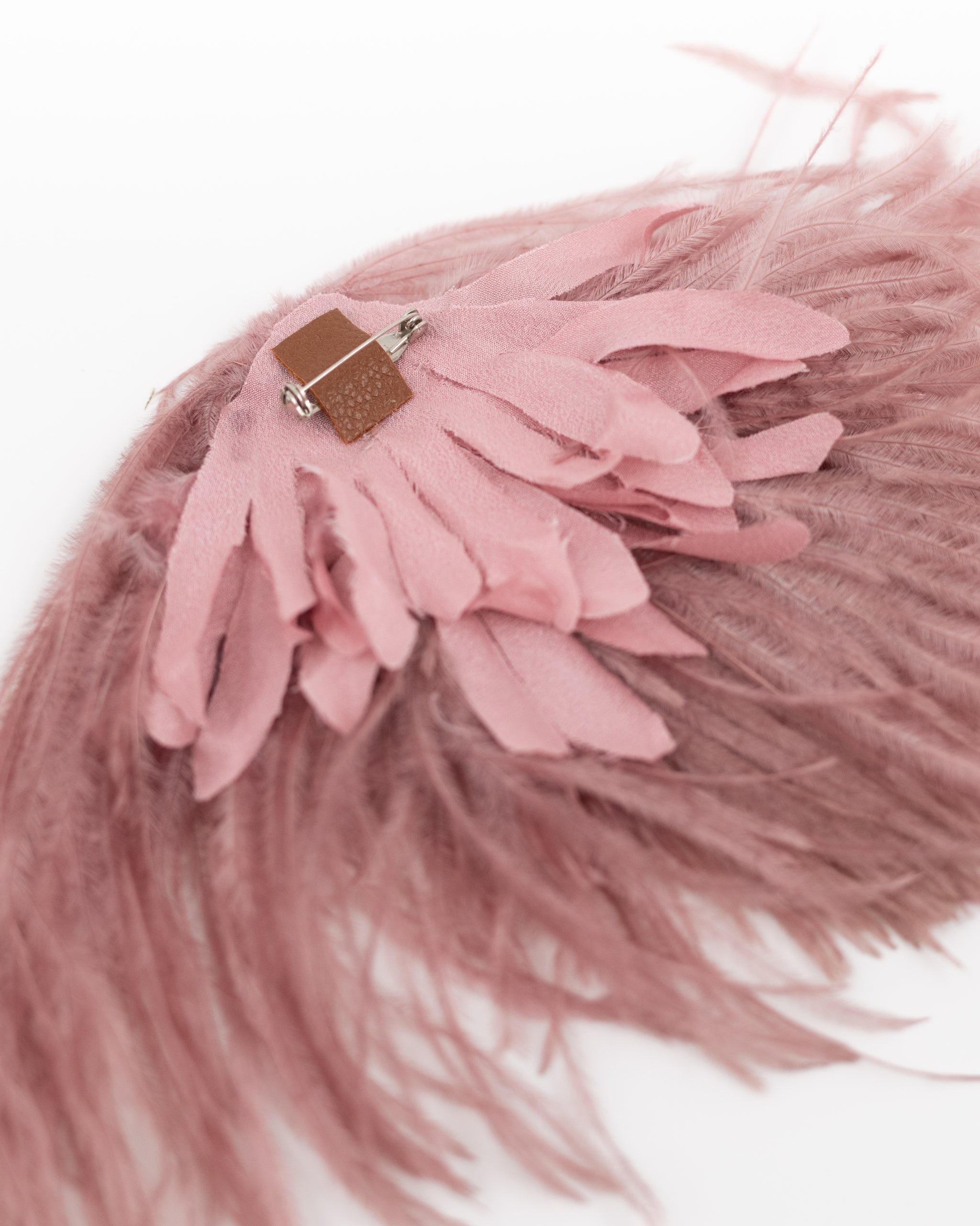 Zaza Brosche mit Federn in alter Rose