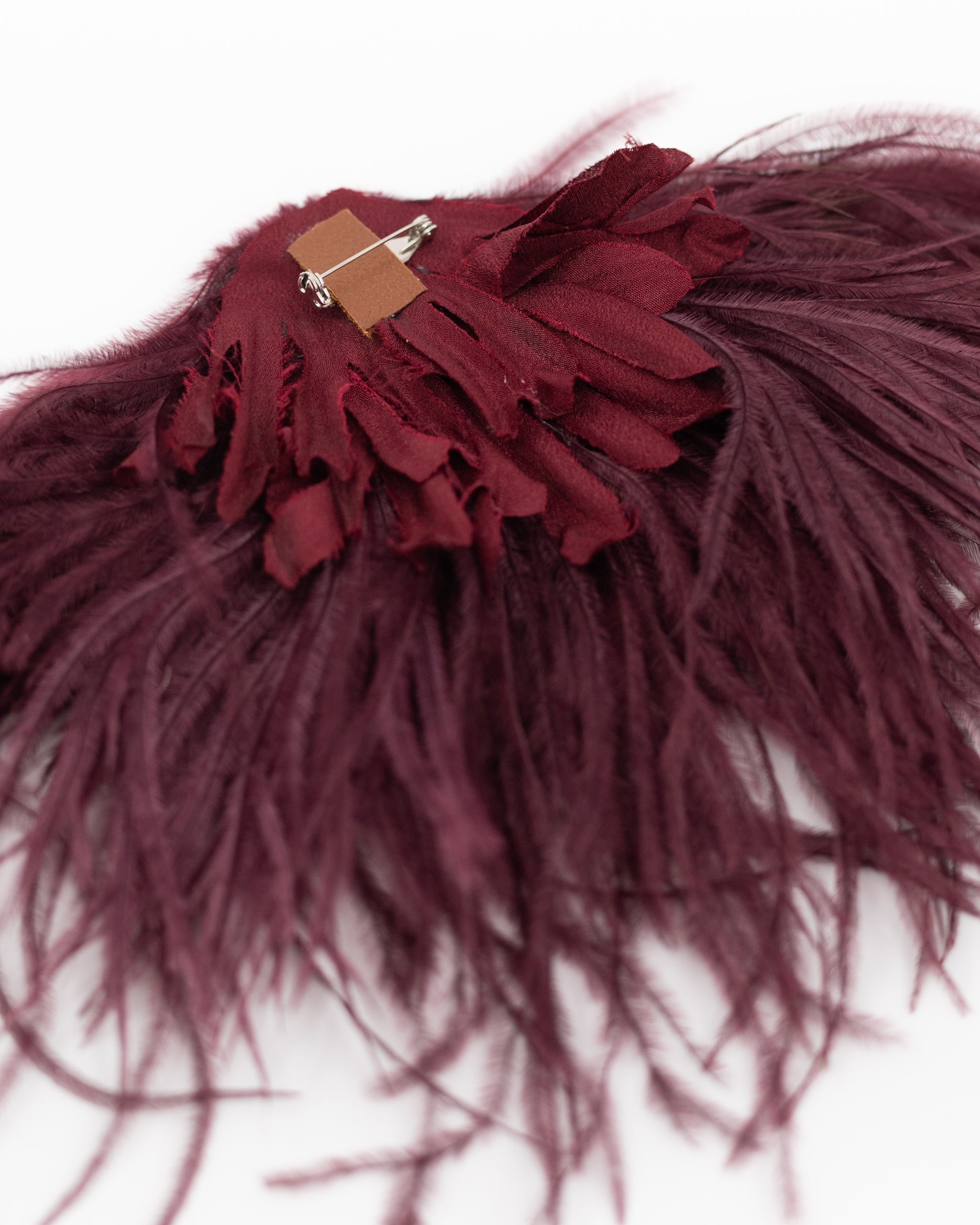 Zaza Brosche mit Federn in Merlot