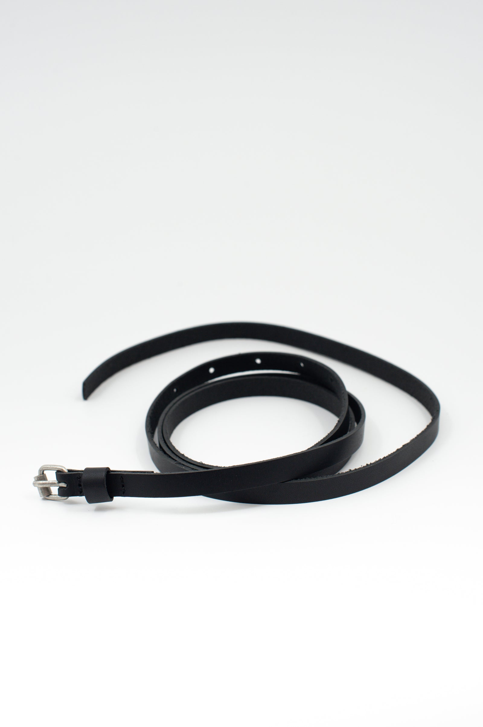 Dünner schwarzer Gürtel