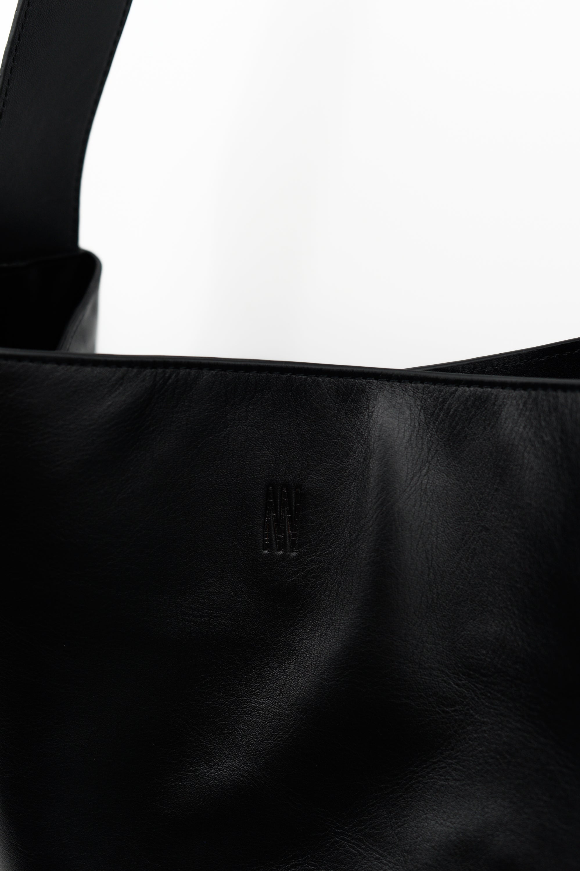 Große Crossbody-Handtasche aus schwarzem Nappaleder