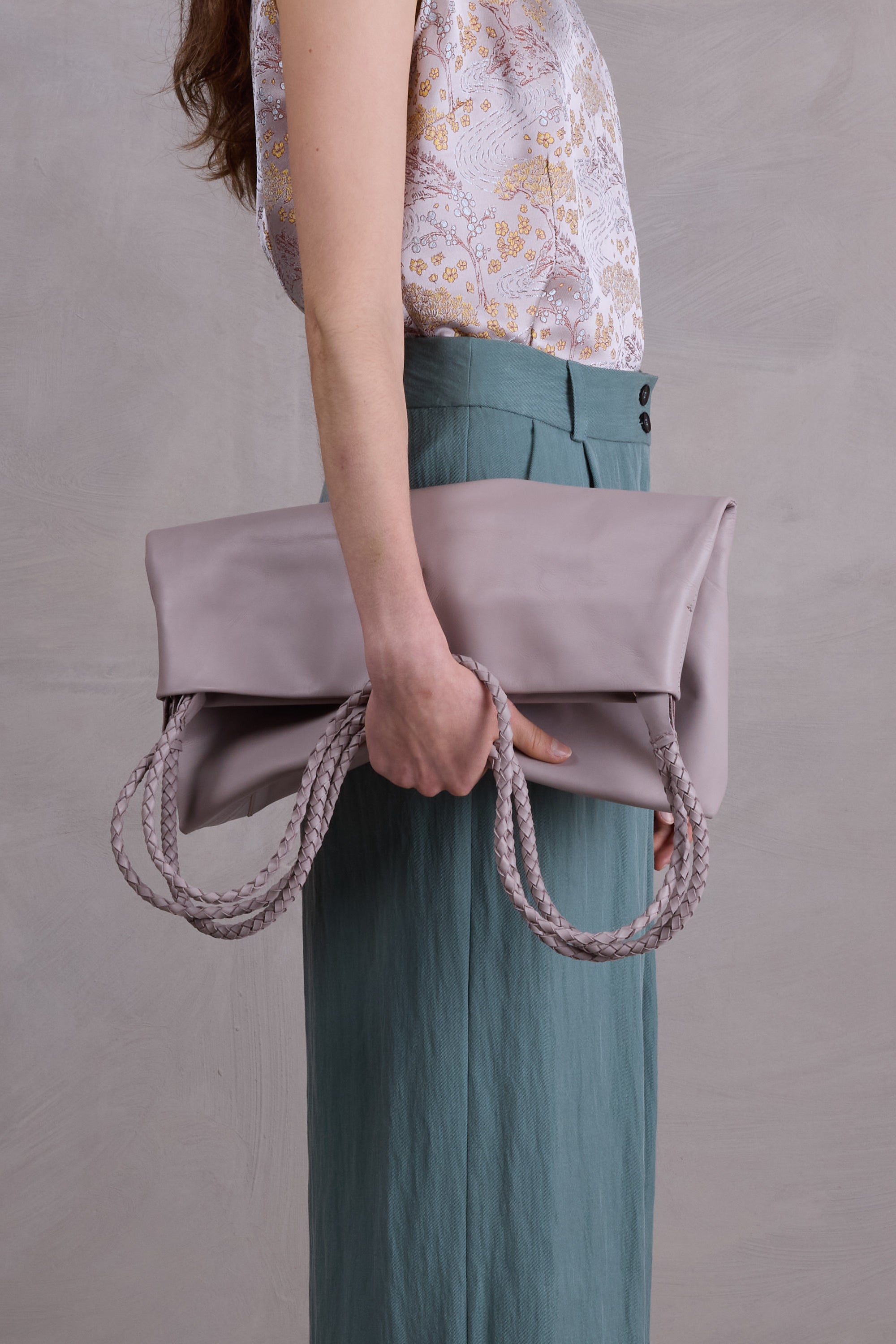 Clutch in taupe