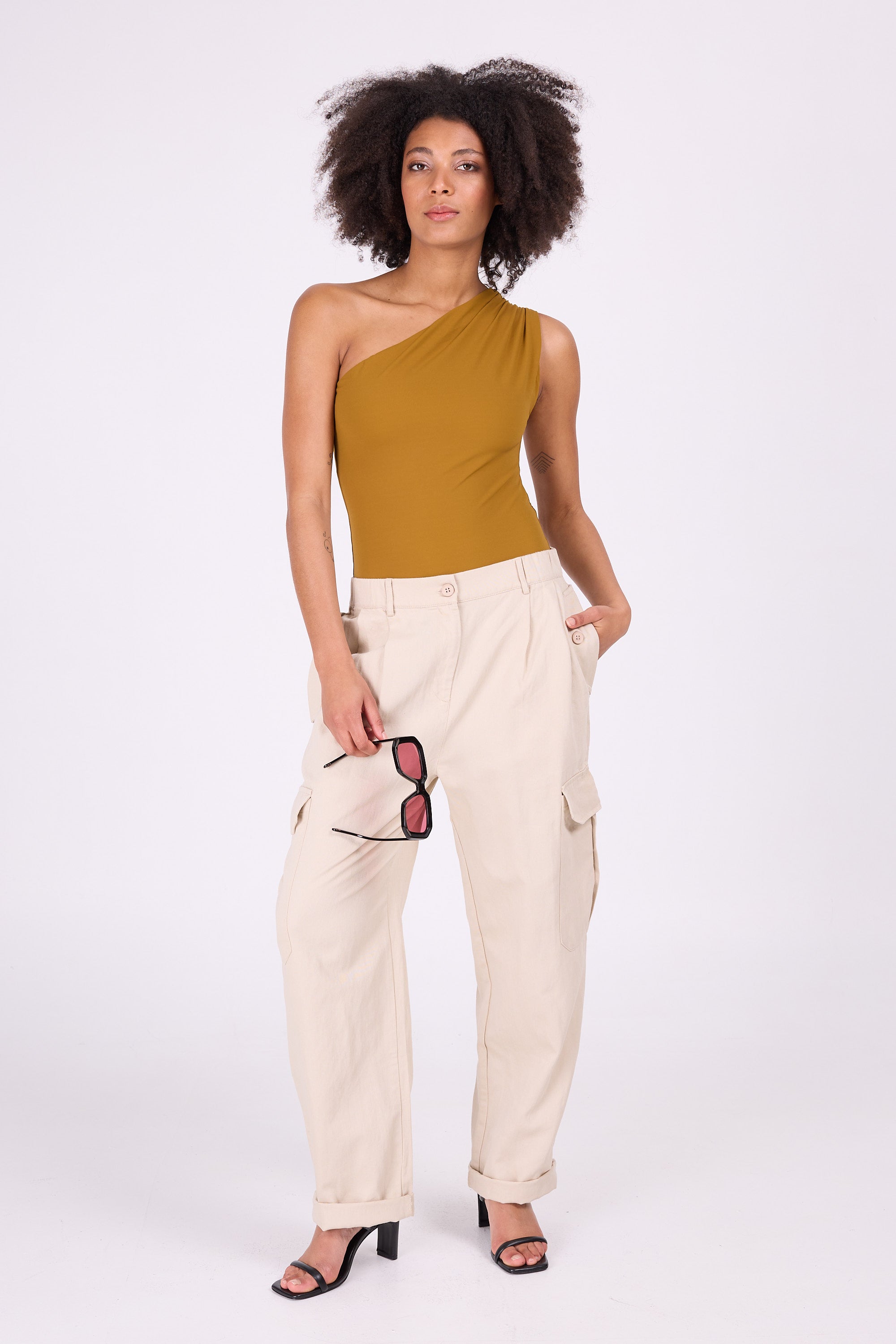 Senfgelber asymmetrischer Badeanzug