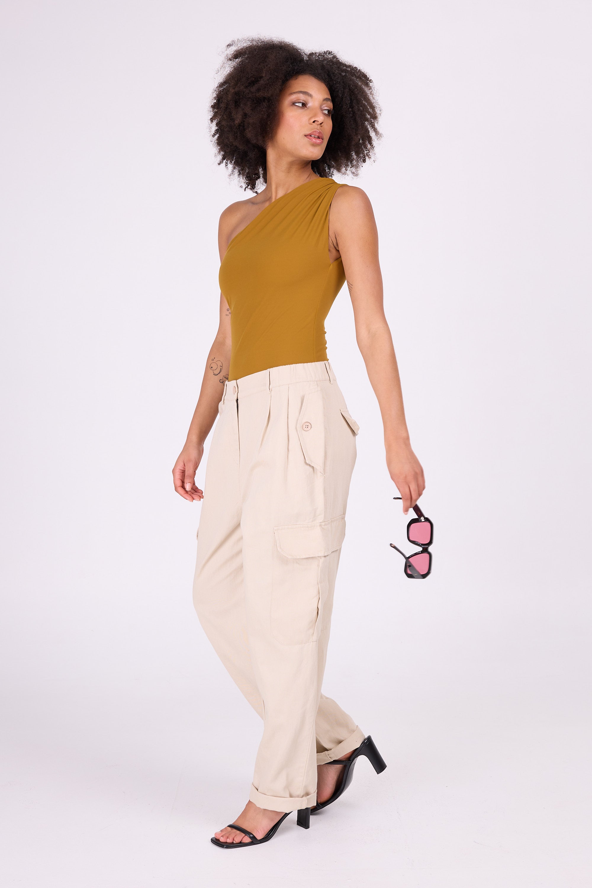 Senfgelber asymmetrischer Badeanzug